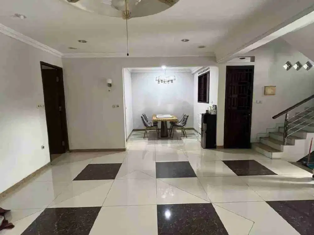 Rumah Puri Kencana dekat pos satpam dan Lippomal