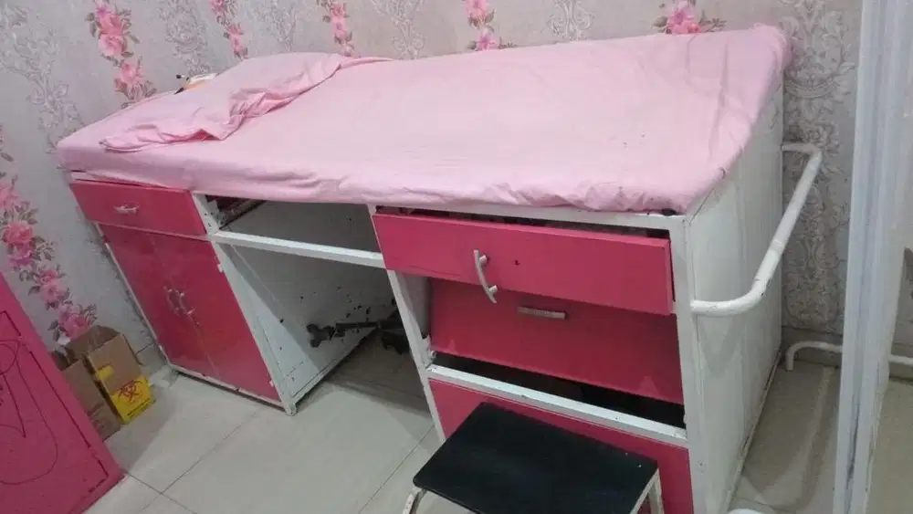 Dijual bed pasien dan lemari obat second