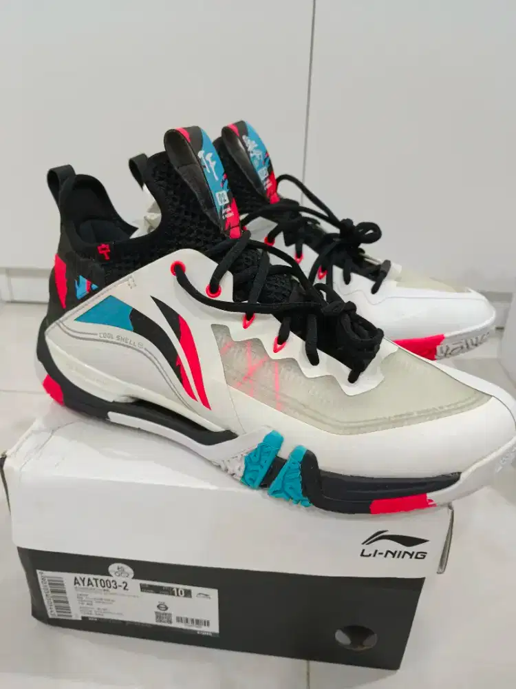 Dijual sepatu badminton
