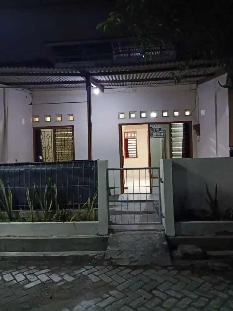 Disewakan Rumah 2 Lantai di Plamongan Indah