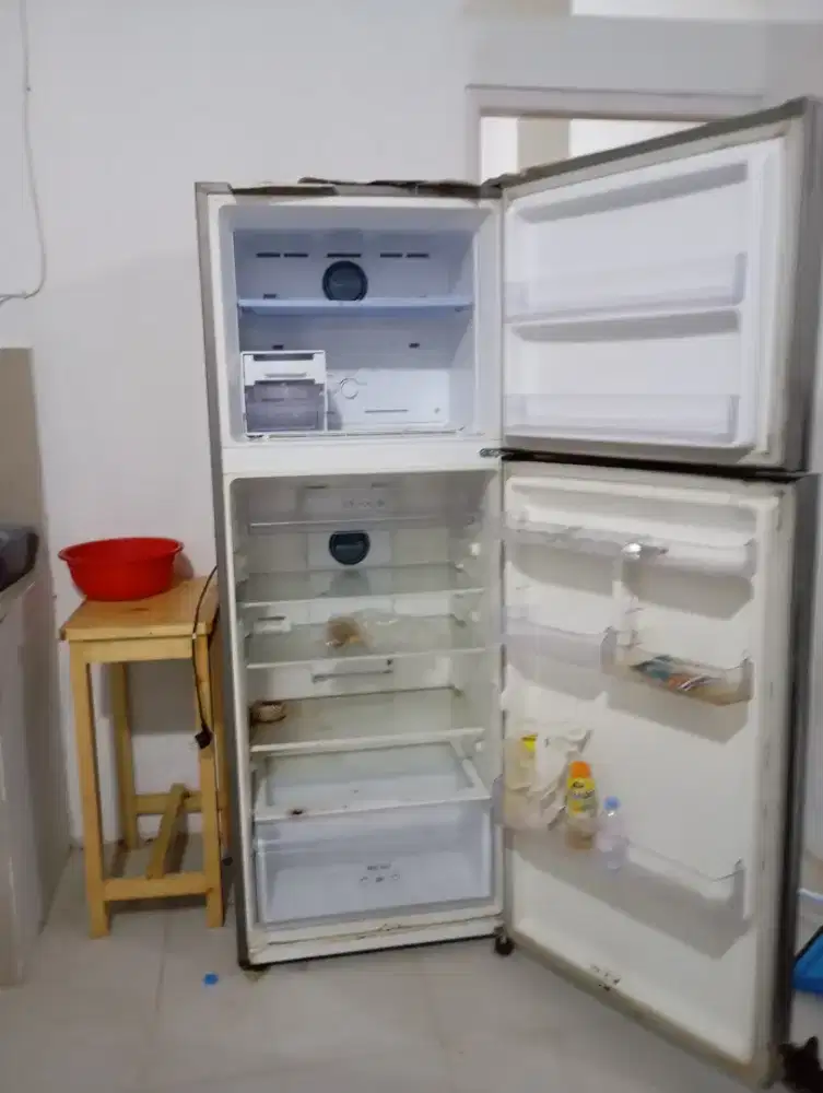 Dijual kulkas dua pintu