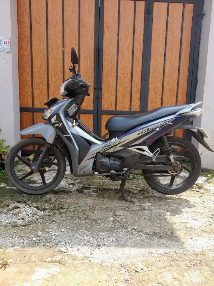 HONDA SUPRA X HELM IN 2011