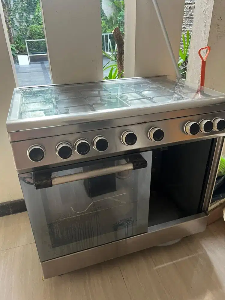 Kompor TECNOGAS freestanding 5 tungku dengan Oven