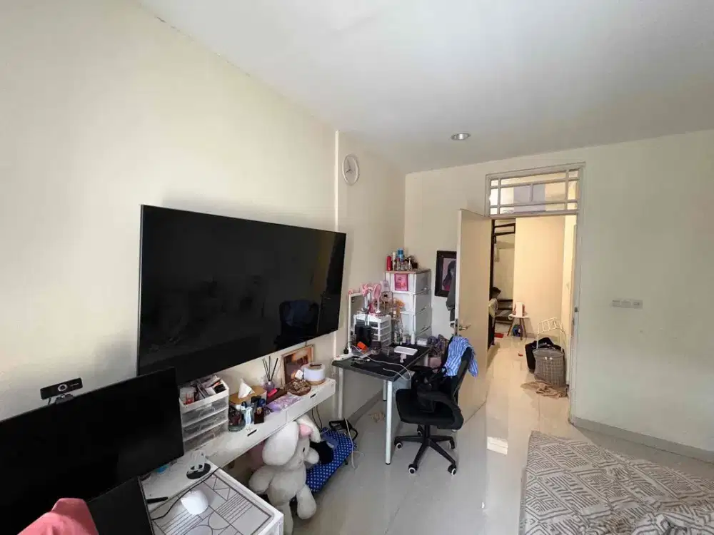 DIJUAL CEPAT DAN MURAH RUMAH TAMAN PALEM LESTARI DENGAN 2,5 LANTAI JAKARTA BARAT