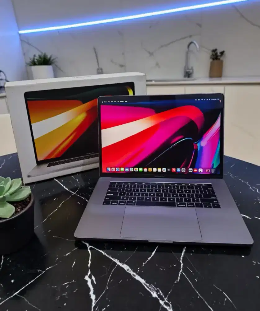 Macbook Pro Retina Touchbar i7 2019 [RAM 16GB SSD 256 GB] Lengkap BO
