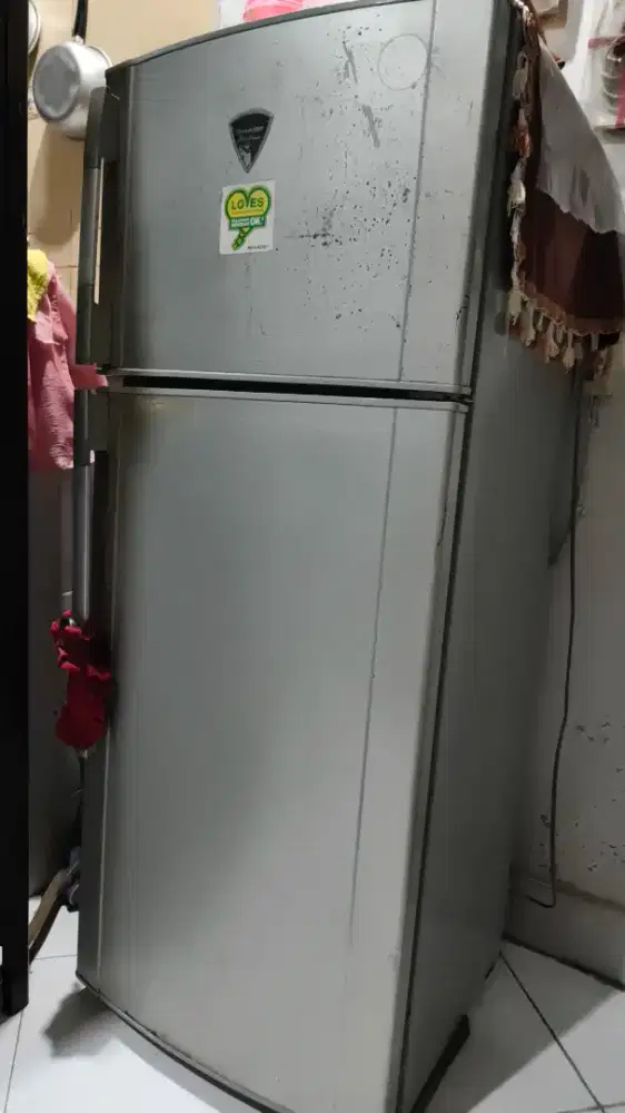 Kulkas sharp strife kristal 2 pintu Bekas