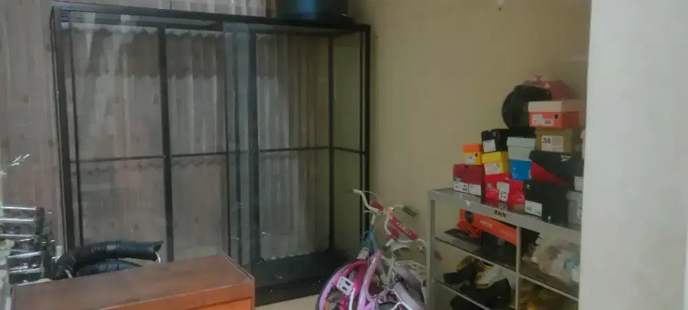 lemari kaca dijual cepat 750.000
