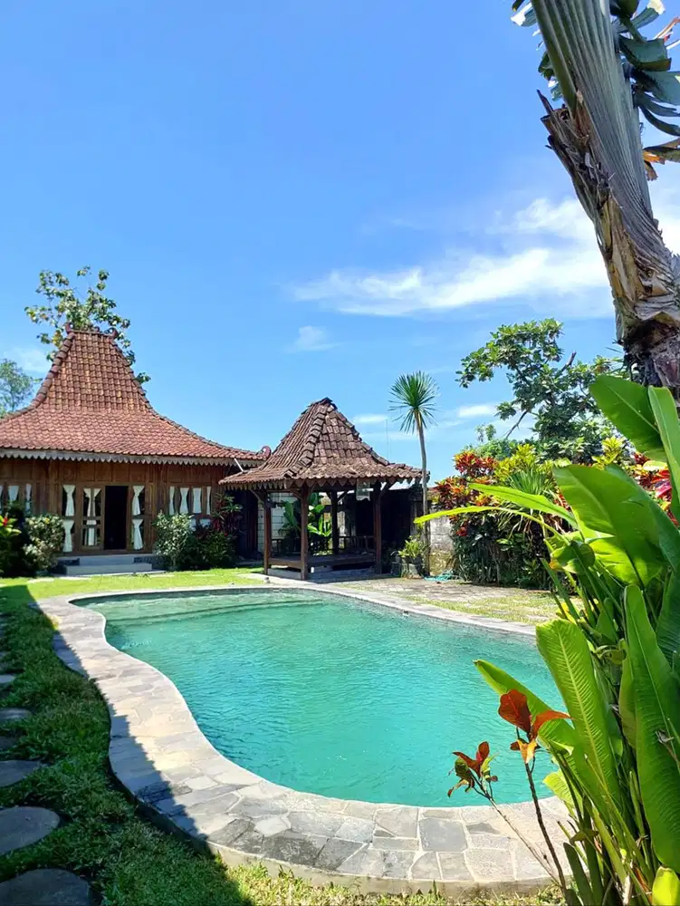 Villa Joglo Etnik dengan Kolam Renang di Tajem