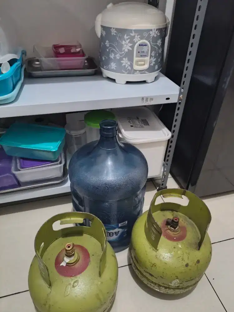 Rice cooker 1,8 liter + Gas 3Kg ada 2 + Galon Aqua ada 2