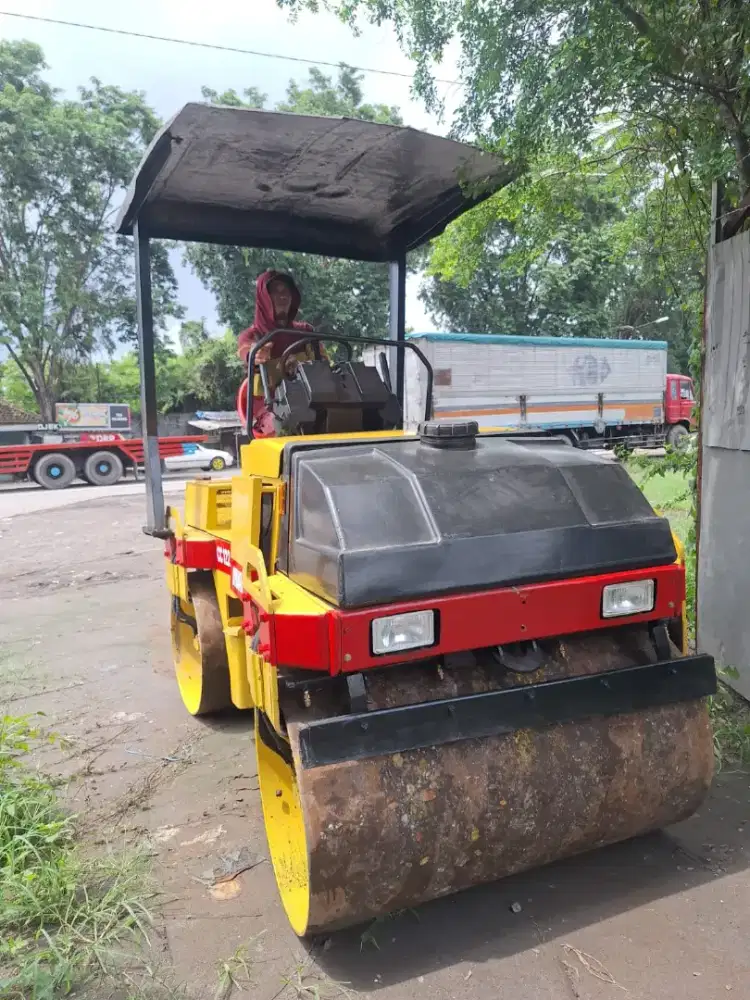 Tandem roller Dynapac CC122 siap