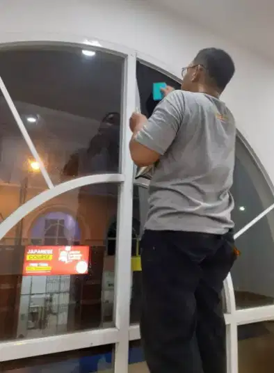 Sunblast dan kaca film untuk menahan cahaya matahari