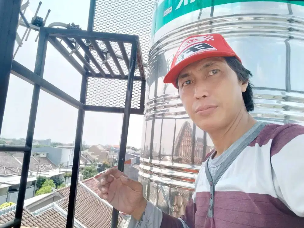 tukang ahli ledeng drat kran air patah dalam