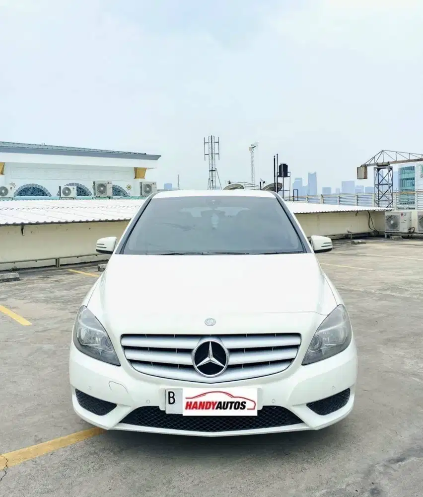 Mercedes Benz B200 Tahun 2013 Automatic Putih Metalik