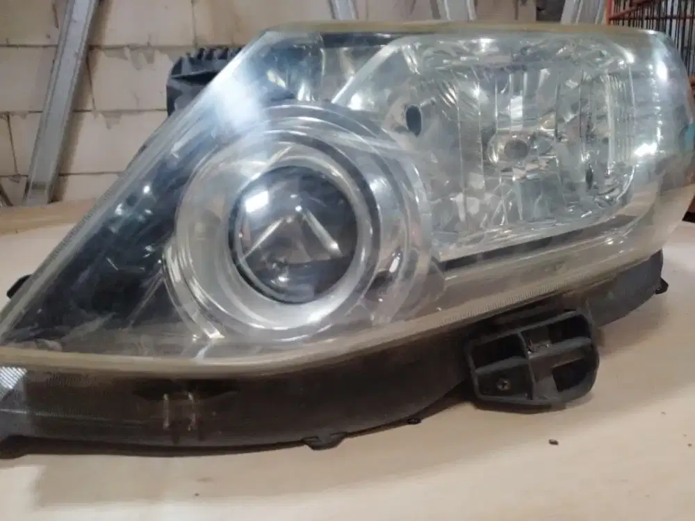lampu utama ex Fortuner th 2012