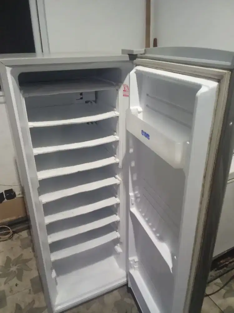 Kulkas frezer 8 rak merk Sharp normal