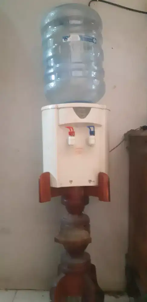Dispenser .kayu tatakan.galon