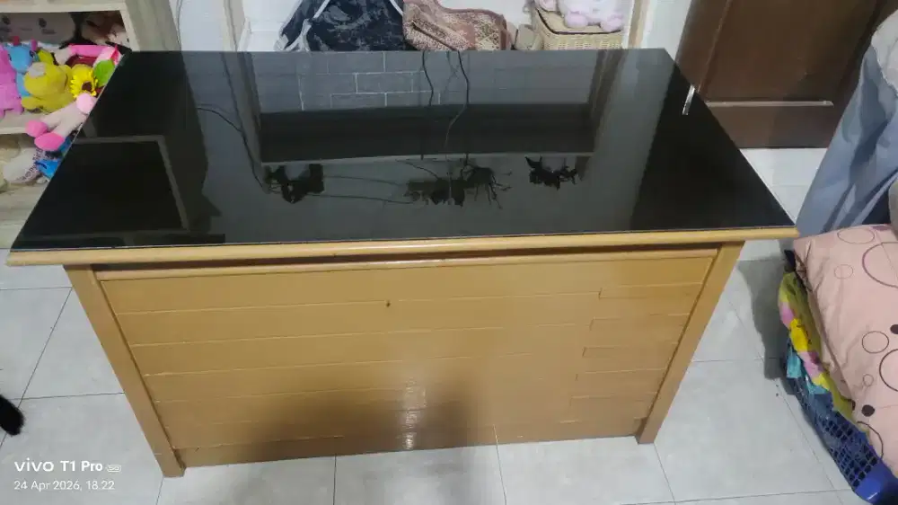 Meja kantor Belajar Komputer bahan kayu kuat di lapisi kaca hitam