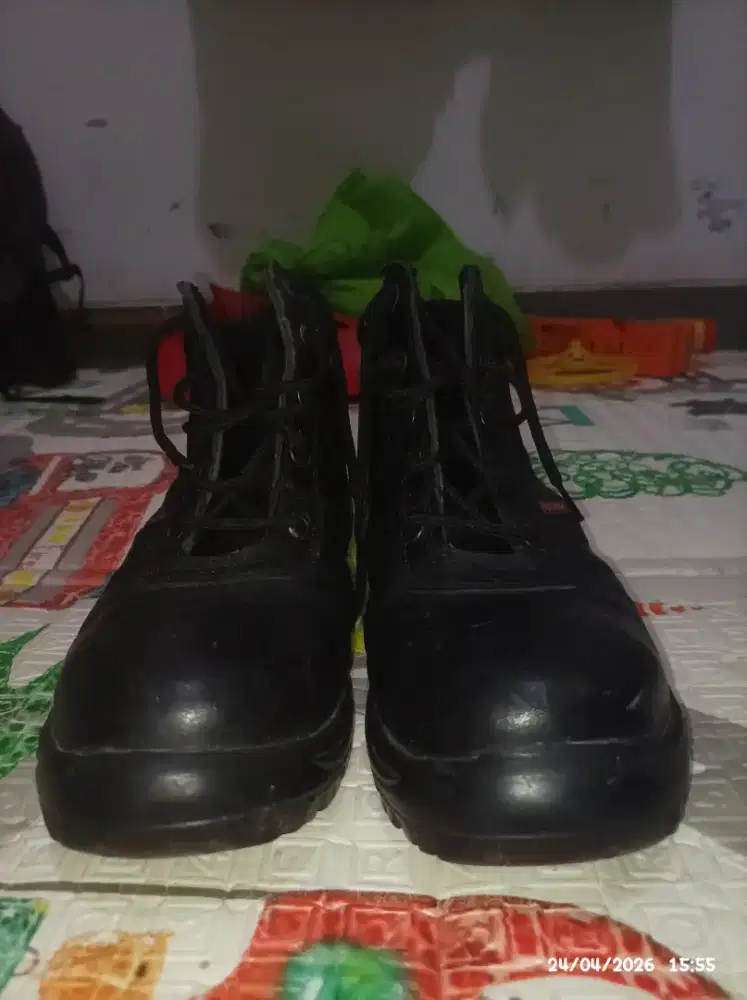 Sepatu safety handymen