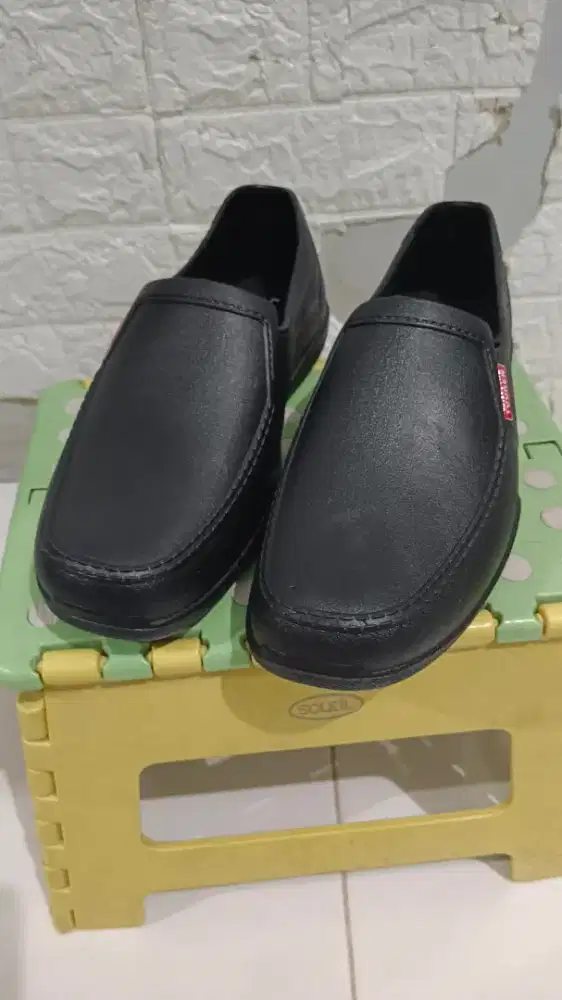 Sepatu pantofel pria