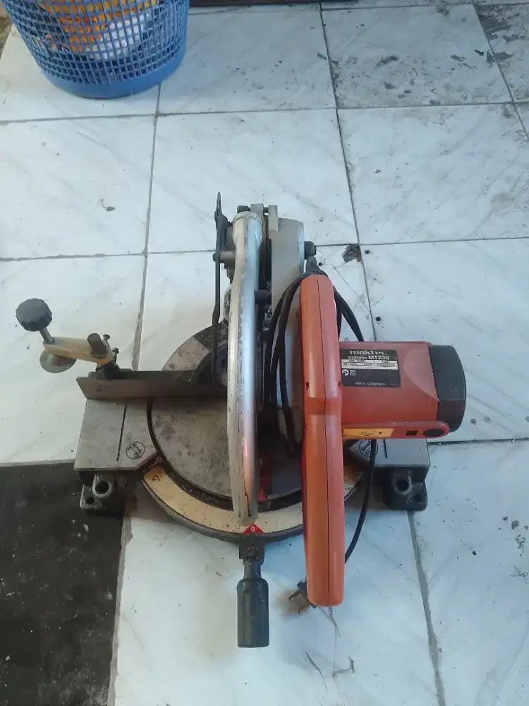 mesin potong alumunium