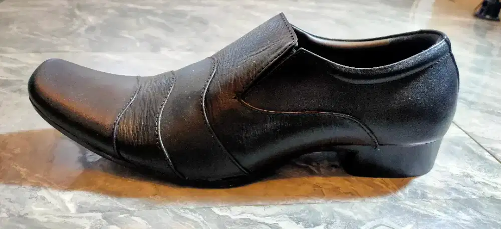 Sepatu kulit merk Dr i'am