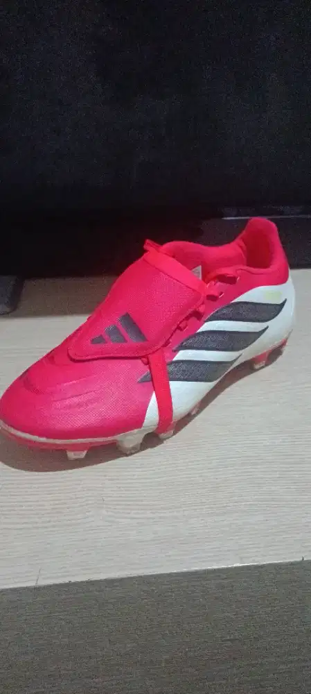 Sepatu bola Adidas predator club