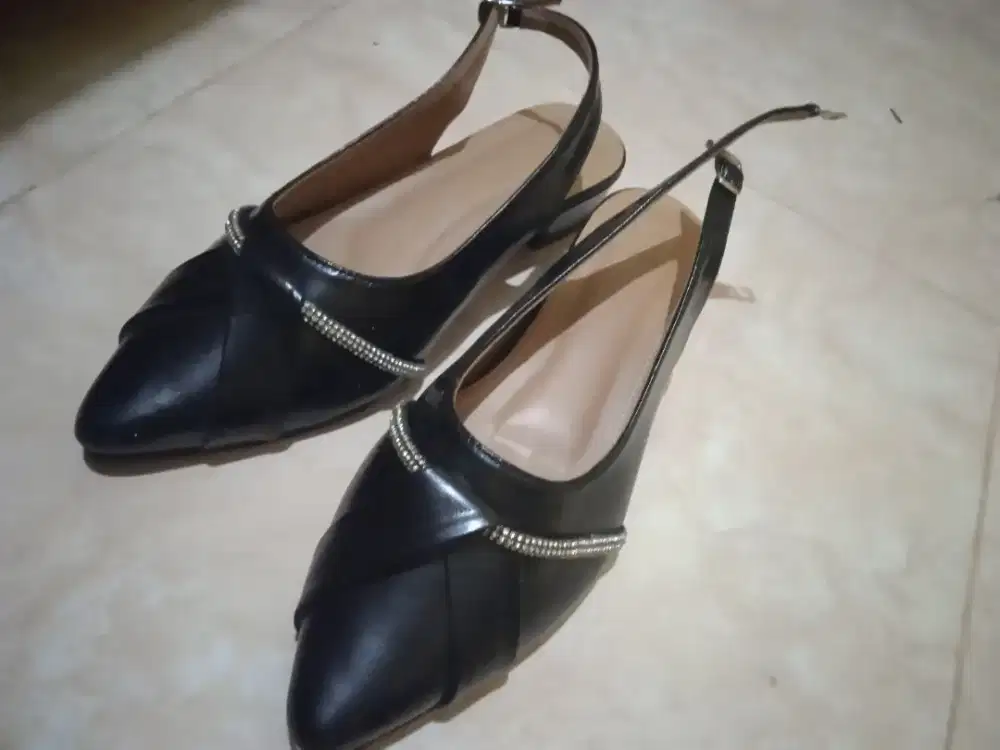 Sepatu wanita hitam