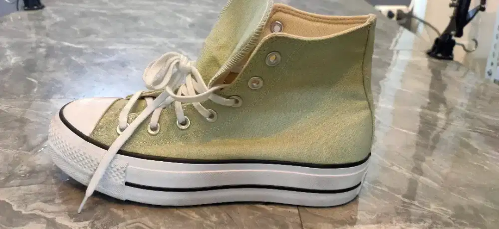 Sepatu merk converse