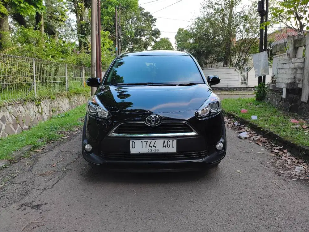 Toyota sienta v matic 2017 hitam Low km