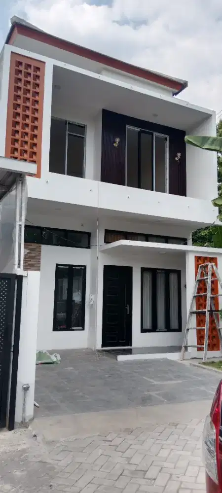 Rumah mewah dua lantai dekat Swalayan ADA Banyumanik