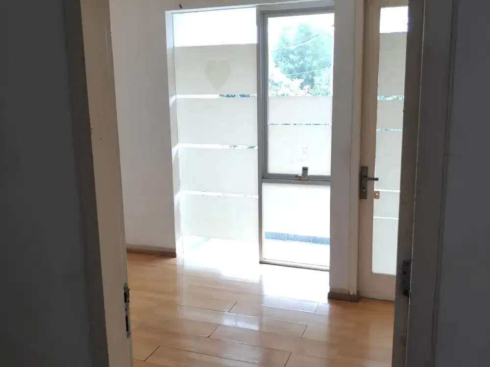 Sewa Rumah Mutiara Puri Kembangan 6x15 Dengan 2,5 Lantai Bangunan Ada 3 AC Lingkungan Kompleks Harga Terjangkau