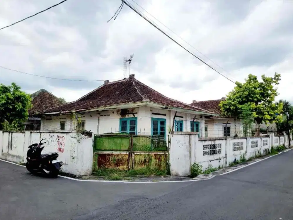 Tanah Strategis Tengah Kota Bonus 2 Bangunan Rumah Lama