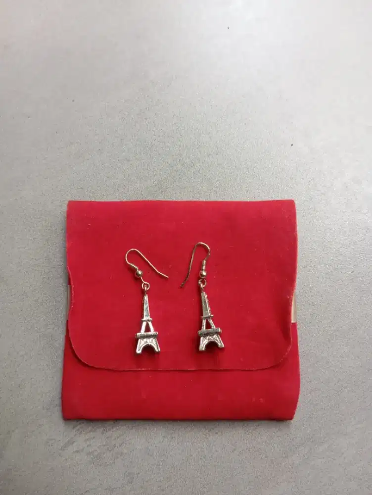 Anting Menara Eiffel merk DParis