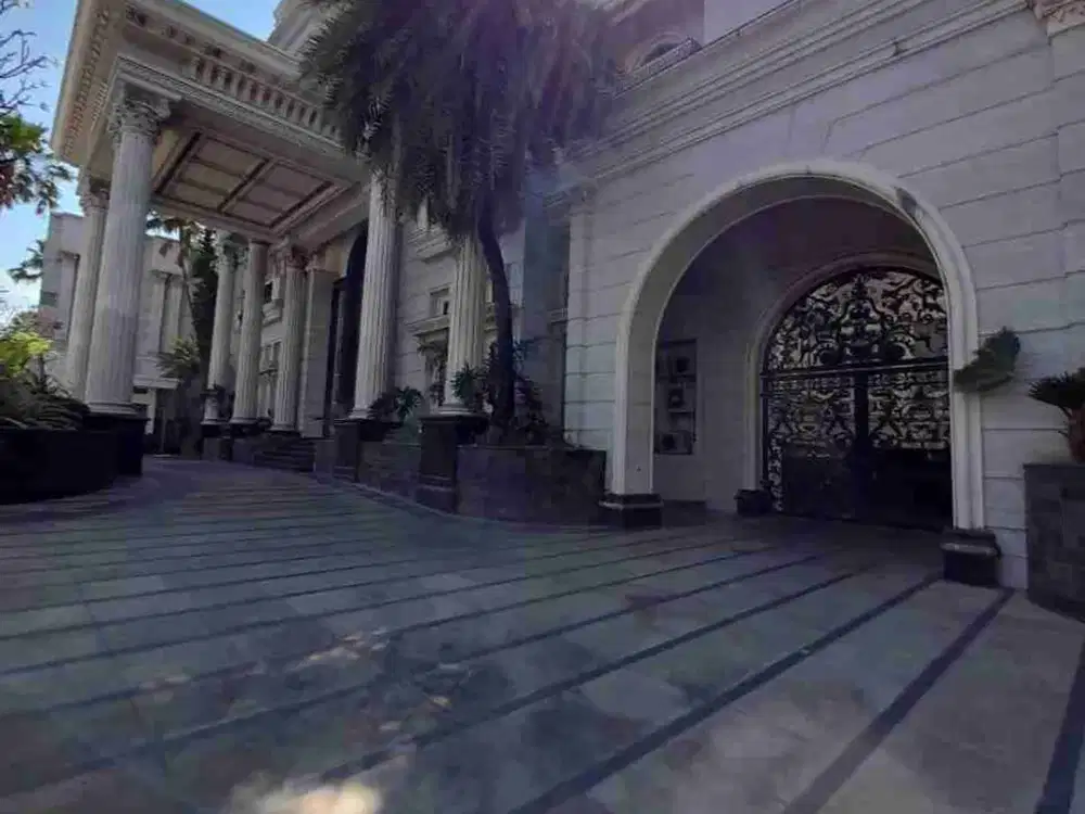 Dijual Rumah Mewah Semi Furnish di Pakuwon Indah Surabaya