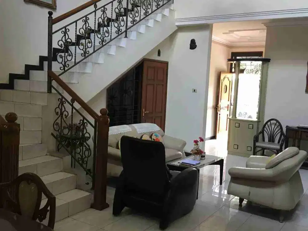 DIJUAL RUMAH DEKAT GALAXY MALL DAN UNAIR KAMPUS C TERAWAT, SIAP HUNI