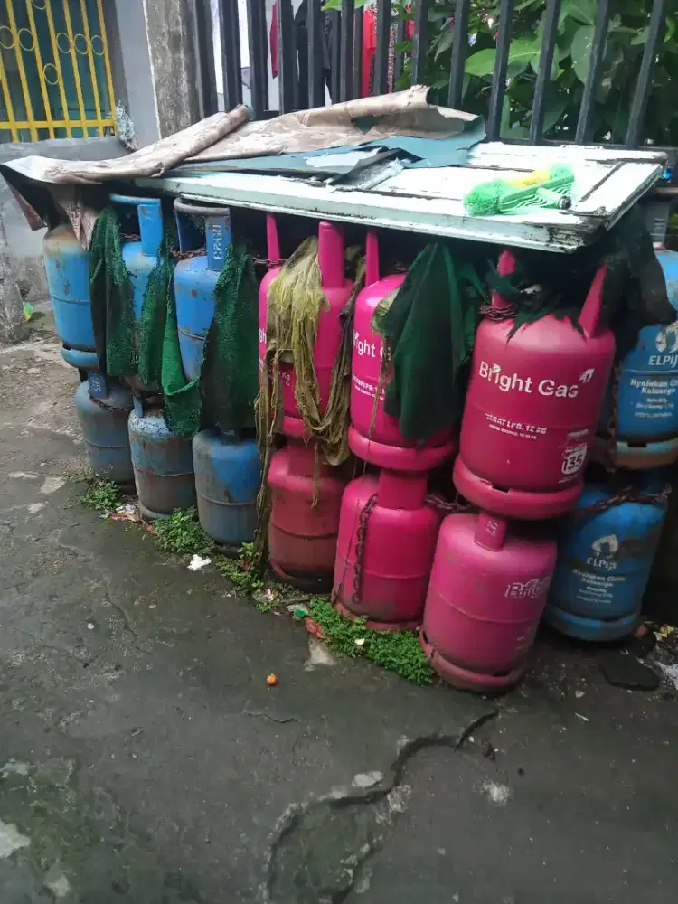 Tabung gas pink dan biru