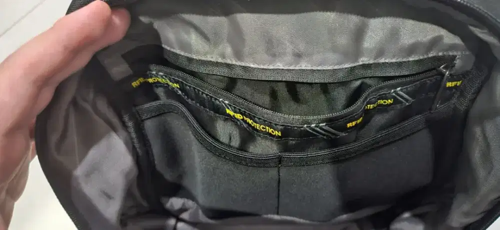 Tas Samsonite untuk pria warna hitam masih bagus tidak ada minus