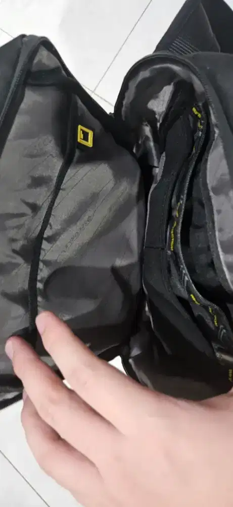 Tas Samsonite untuk pria warna hitam masih bagus tidak ada minus