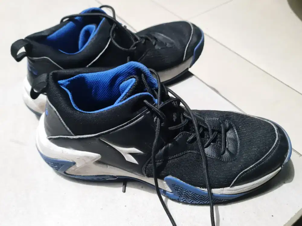 Sepatu basket diadora