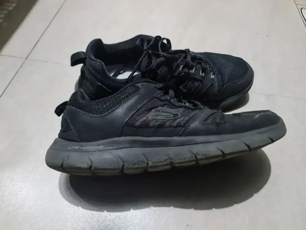 Sepatu skecher ukuran 43