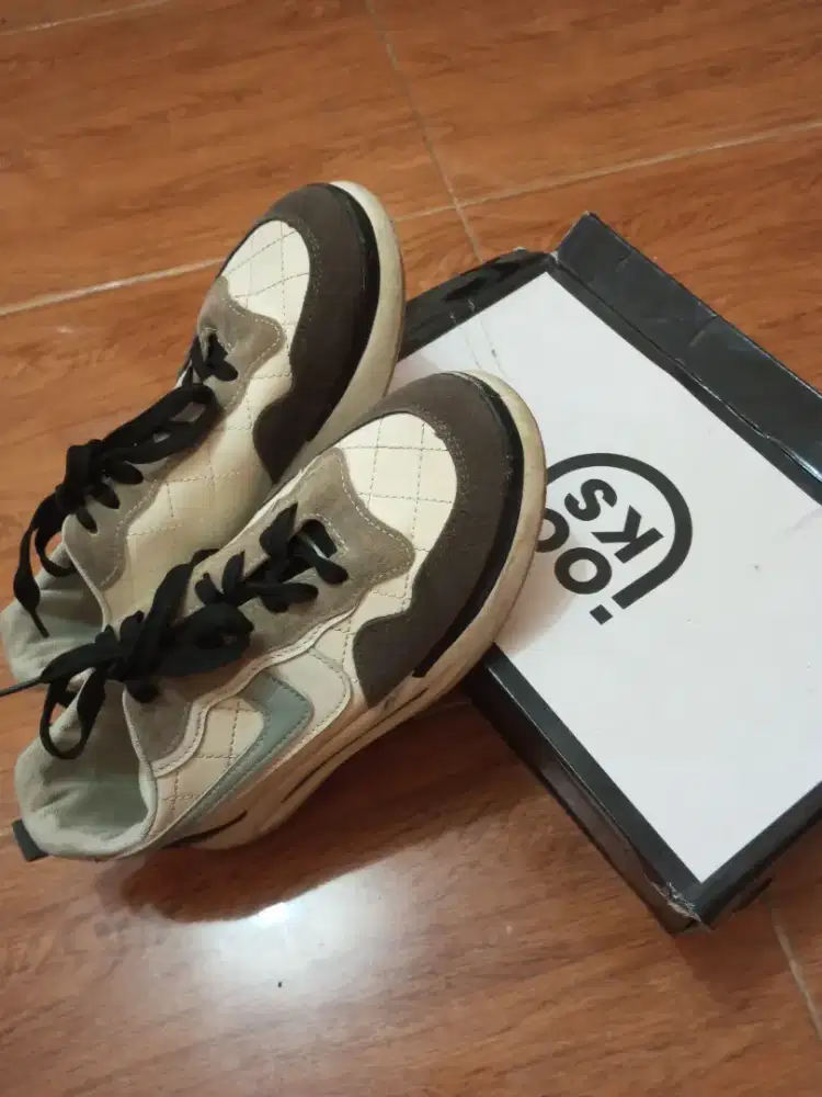 sepatu jalan jalan/santai