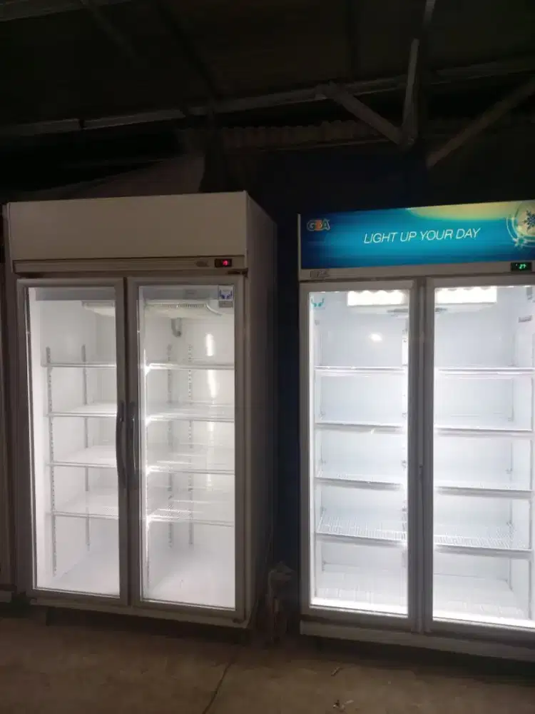 Showcase 2 pintu merek GEA