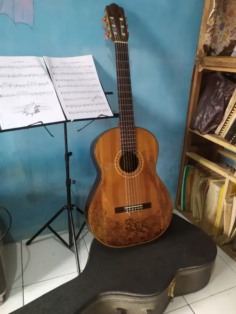 Kursus  gitar   klasik  /  pop     sebulan  Rp 300 rb