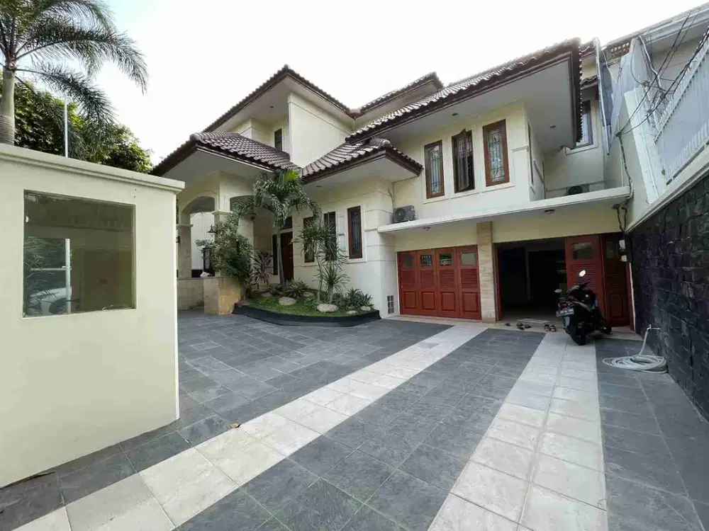 DIJUAL RUMAH BAGUS LOKASI PREMIUM JLN BRAWIJAYA KEBAYORAN BARU JAKARTA SELATAN 
SHM 
 *  Luas tanah 494  m2 
 *  Luas bangunan 457  m2
* Kamar tidur 5
* kamar Mandi 4 
* Kt 1+ Km 1 ART + Kt 1 Satpam/sopir 
* AC 9 
* 3 LANTAI 
  -  R keluarga, ruangan maka