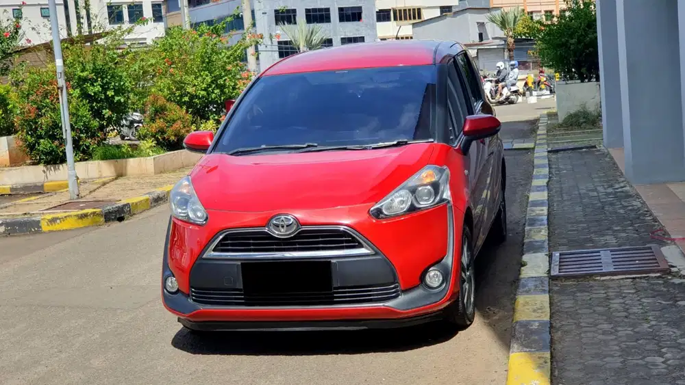 Toyota sienta v matic 2018 merah cash kredit bisa dibantu