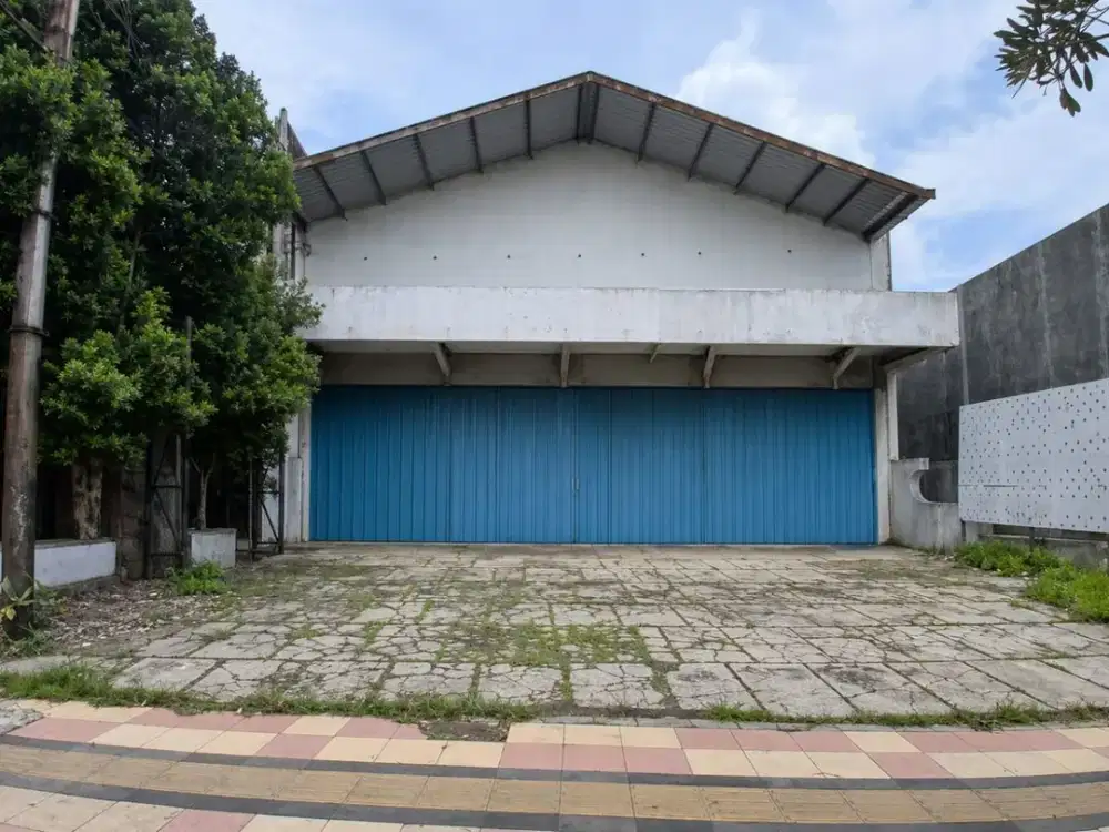 Disewakan Ruko Strategis Kawasan Bisnis Lokasi Karanganyar Luas 637m2