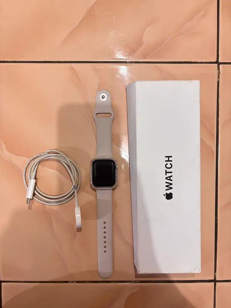 Apple watch SE 2 2023 40mm starlight sport band