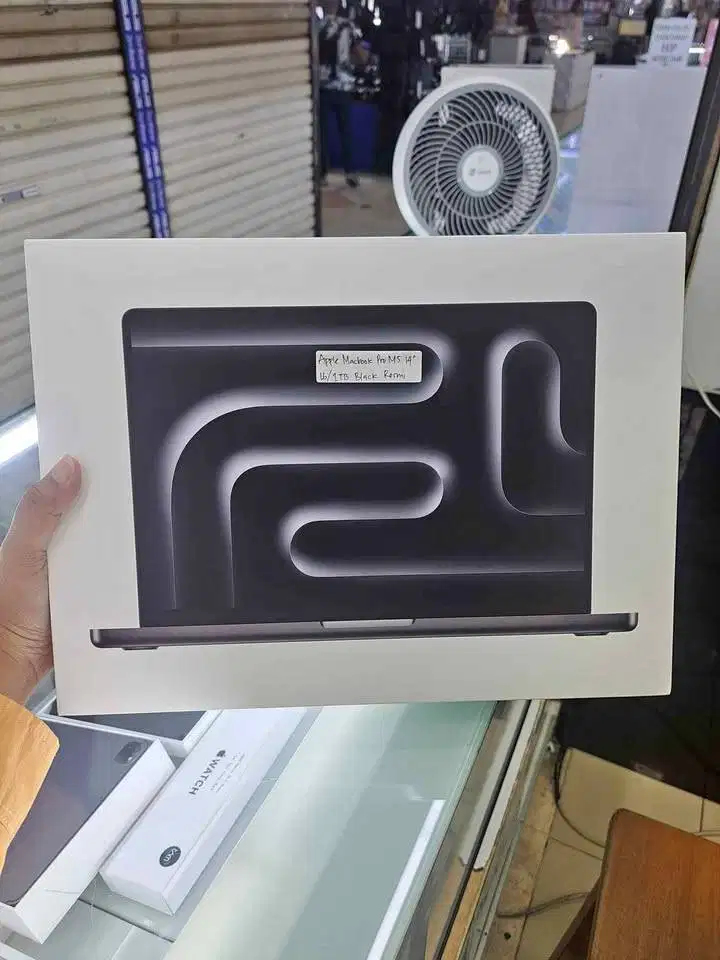 Macbook Pro M5 14 Inch 24/1TB SSD Space Black New Garansi Resmi IBox