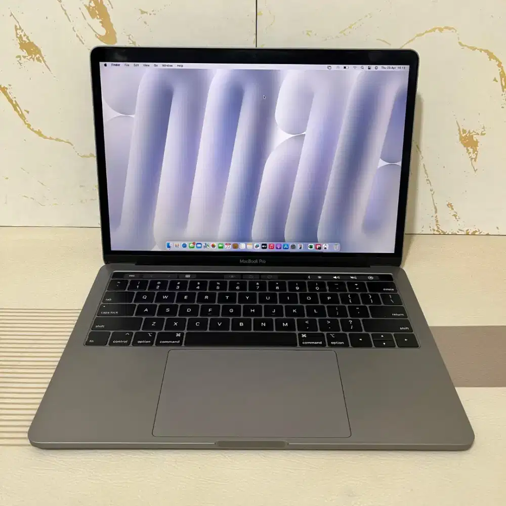 Macbook Pro TouchBar 13-inch, 2017 (Two Thunderbolt 3 ports).