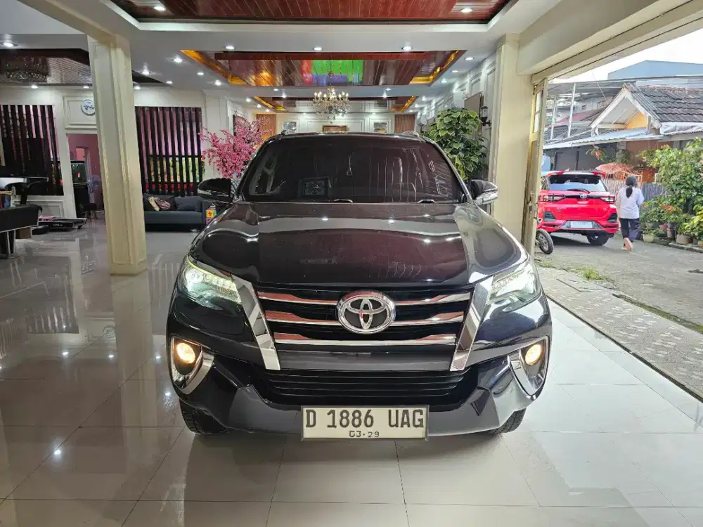 Toyota Fortuner Vrz 2.4 4x2 2017 A/T Diesel Hitam